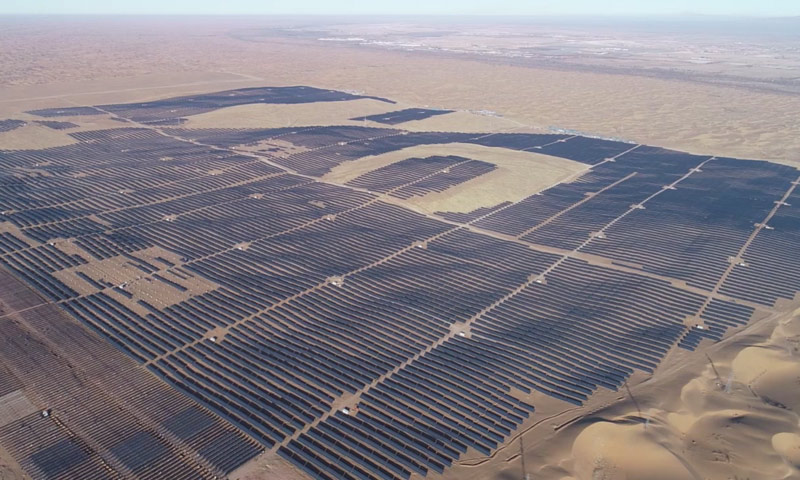 12月31日，中國能源建設集團北方建投山西電建總承包的內(nèi)蒙古庫布其沙漠光伏項目150MWp全部并網(wǎng)發(fā)電，這也標志著內(nèi)蒙古庫布其沙漠1000MWp太陽能治沙發(fā)電綜合示范項目二期200MWp光伏發(fā)電項目圓滿投運。圖為庫布其光伏治沙項目全景。