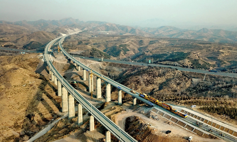 圖為1月6日，工人在崇禮鐵路張家口市下花園區(qū)戴家營大橋鋪軌現(xiàn)場工作。（新華社記者 楊世堯 攝）