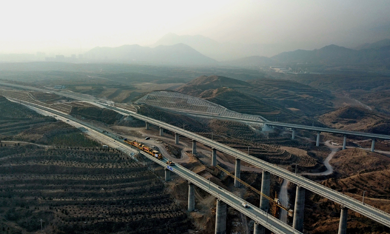 圖為1月6日，工人在崇禮鐵路張家口市下花園區(qū)戴家營大橋鋪軌現(xiàn)場工作。（新華社記者 楊世堯 攝）