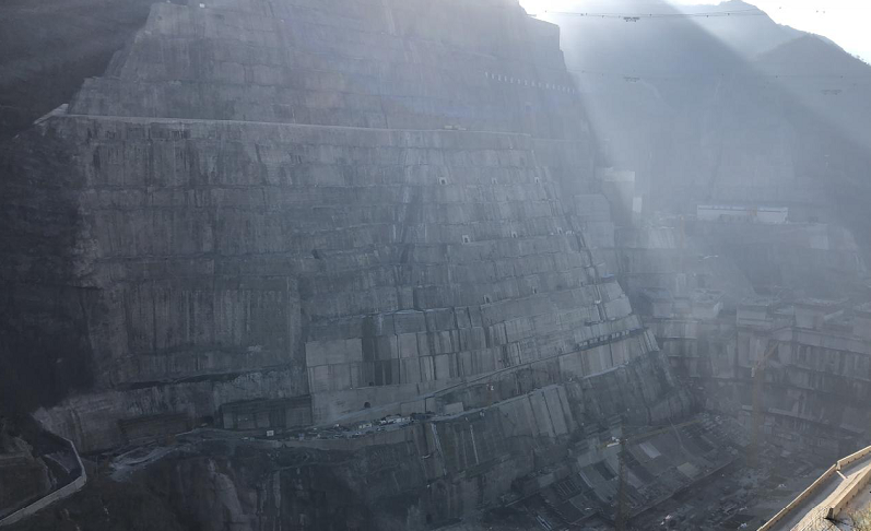 白鶴灘水電站采用16臺單機百萬千瓦水電機組，建成后年平均發電量相當于北京市2017年全年用電量的三分之二，將成為“西電東送”的骨干電源，具備防洪、航運、攔沙、促進地方經濟社會發展等綜合效益。圖為建設中的白鶴灘水電站大壩。國務院國資委網站 張曉哲 攝