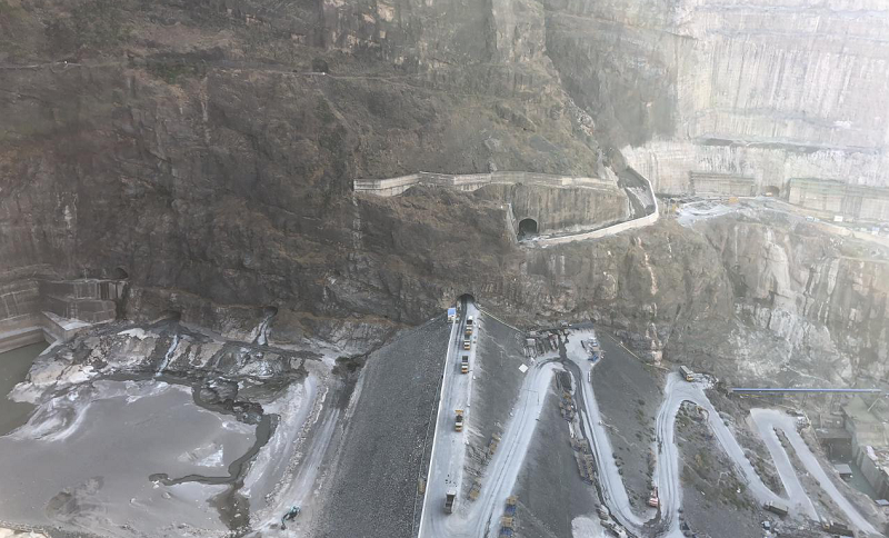 圖為建設中的白鶴灘水電站施工現場。 國務院國資委網站 張曉哲 攝