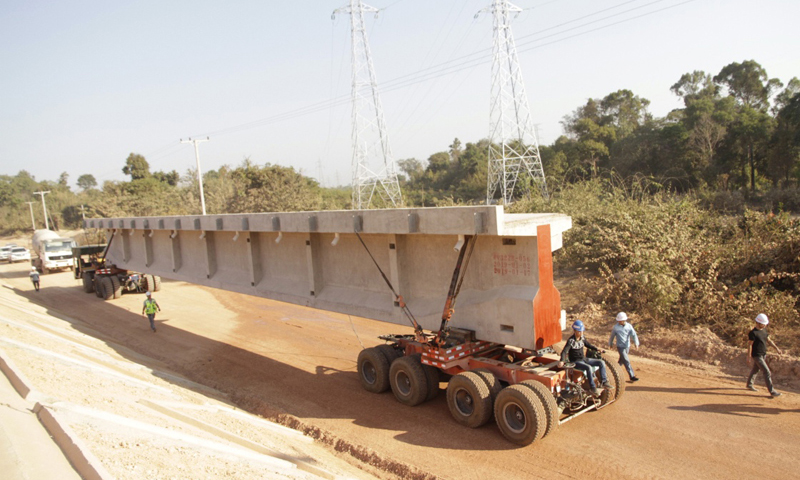 圖為2月9日在老撾首都萬(wàn)象拍攝的楠科內(nèi)河特大橋架梁施工現(xiàn)場(chǎng)。新華社發(fā)（臧衡 攝）