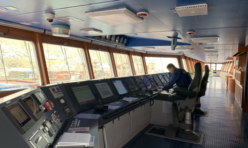 中國超大型集裝箱貨輪“中遠海運雙魚座”輪在經(jīng)過近一個月的航行后于2月15日抵達歐洲，?？肯ＥD比雷埃夫斯港，這是此貨輪今年1月15日交付以來首次航行。圖為2月15日，在希臘比雷埃夫斯港，工作人員在“中遠海運雙魚座”輪駕駛室內(nèi)查看儀表。（新華社記者 于帥帥 攝）