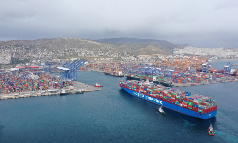 圖為2月15日，在希臘比雷埃夫斯港，“中遠海運雙魚座”輪進港。（新華社記者 吳魯 攝）