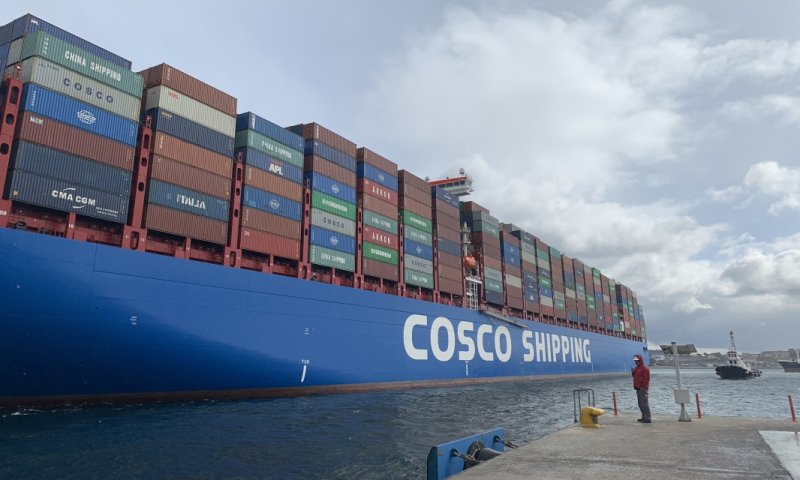 圖為2月15日，在希臘比雷埃夫斯港，“中遠海運雙魚座”輪進港。（新華社記者 于帥帥 攝）