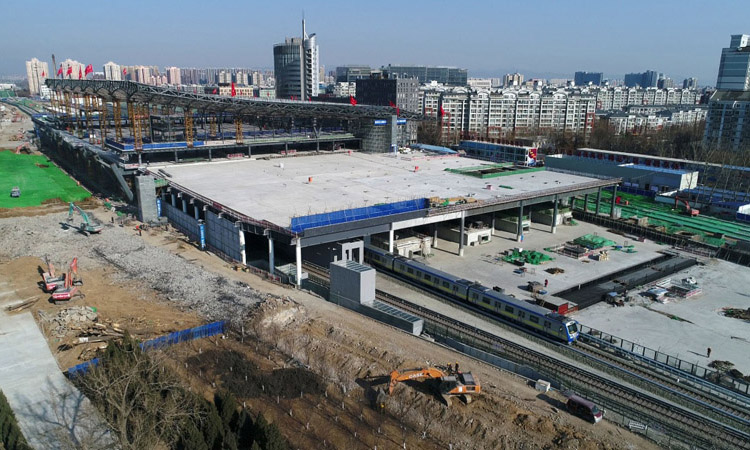 日前，北京地鐵13號線在上地站與西二旗站之間改線成功，由京張高鐵清河站站房外轉入站房內運行。圖為2月20日，地鐵列車通過建設中的京張高鐵清河站。新華社發(fā)（馮凱 攝）