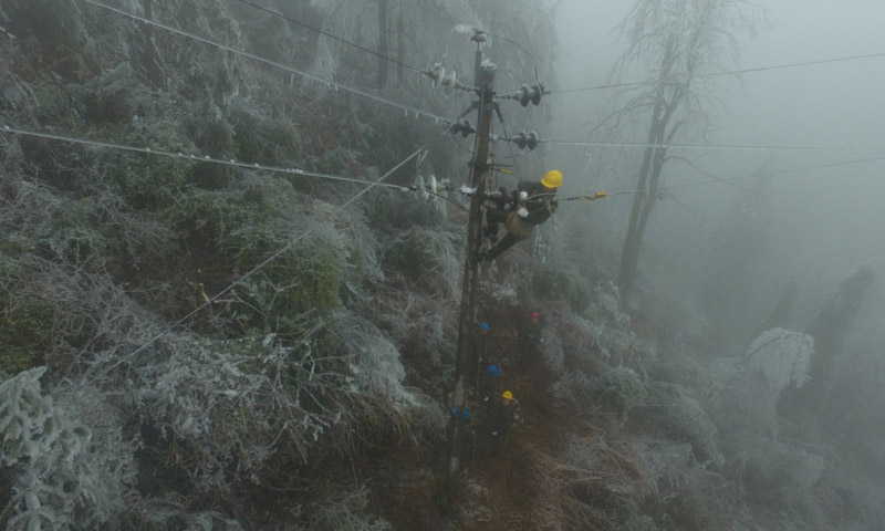 圖為2月20日，電力工人在新化縣郭家村進(jìn)行搶修作業(yè)。（新華社記者 薛宇舸 攝）