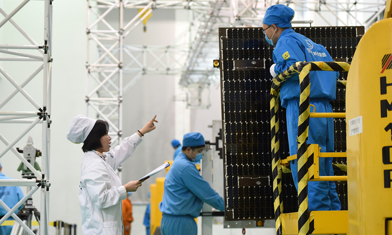 近日，航天科技集團五院529廠面對春節前緊張的太陽翼部裝交付任務，各崗位人員鉚足干勁、戒驕戒躁，進一步加強嚴慎細實的工作作風，針對裝配過程中的風險環節，加大自檢、互檢力度，聚焦風險控制措施的落實，全力以赴確保節前太陽翼部裝任務順利圓滿完成。圖為操作人員正在進行太陽翼的裝配。