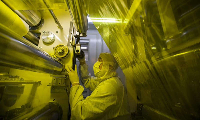 中國航天科技集團有限公司四院7416廠制定了“323”的任務目標，在完成科研生產任務的同時，明確提出了提升航天技術應用產業市場化能力和運營質量的具體要求，通過釋放新建生產線產能，大力推進歸核聚焦與市場開拓，不斷形成新的經濟增長點。圖為該廠技術人員進行產品檢測場景。