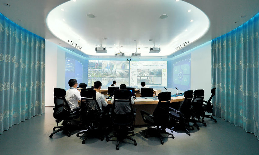 南方電網廣東電網公司構建省地兩級聯動生產監控指揮中心，高效智能守護用電安全。圖為近日，工作人員在生產監控指揮中心監控現場作業工作，確保兩會期間安全穩定供電。（譚茂茜 攝）