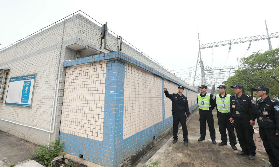 近日，南方電網廣東肇慶供電局聯合當地公安部門對全市110千伏以上變電站進行檢查，提高治安保衛防范能力。圖為警務室與變電站安保人員聯合巡查，確保兩會期間安全穩定供電。（白國穎 攝）