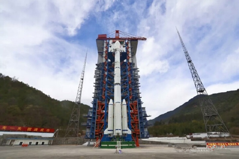 圖為長三乙火箭佇立在塔架旁。