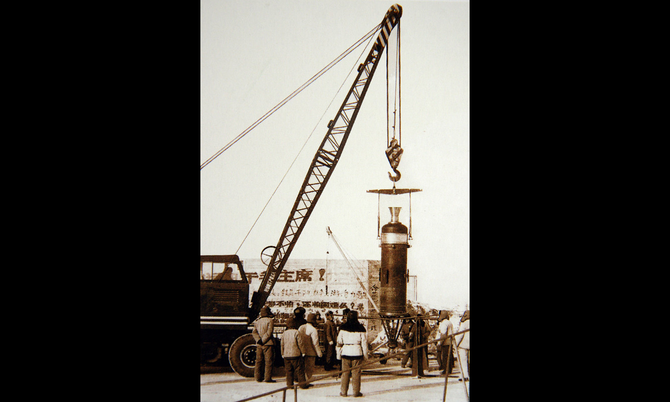 從1970年長(zhǎng)征一號(hào)運(yùn)載火箭發(fā)射中國(guó)第一顆人造衛(wèi)星，到近日完成中國(guó)長(zhǎng)征系列運(yùn)載火箭的第300次發(fā)射，這期間，長(zhǎng)征火箭家族不斷有新成員加入，運(yùn)載能力實(shí)現(xiàn)跨越式提升，樹起了中國(guó)航天發(fā)展史上的一座又一座里程碑。圖為1970年4月24日，酒泉衛(wèi)星發(fā)射中心，長(zhǎng)征一號(hào)運(yùn)載火箭將中國(guó)第一顆自主研制的東方紅一號(hào)科學(xué)試驗(yàn)衛(wèi)星成功送入太空。