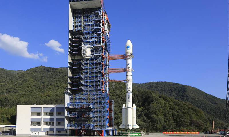 圖為2018年11月19日，中國(guó)在西昌衛(wèi)星發(fā)射中心使用長(zhǎng)征三號(hào)乙/遠(yuǎn)征一號(hào)運(yùn)載火箭成功執(zhí)行“一箭雙星”發(fā)射任務(wù)，將兩顆北斗全球?qū)Ш叫l(wèi)星發(fā)射升空。這標(biāo)志著我國(guó)圓滿完成北斗全球衛(wèi)星導(dǎo)航系統(tǒng)的基本系統(tǒng)的組網(wǎng)部署，邁出中國(guó)北斗從國(guó)內(nèi)走向國(guó)際、從區(qū)域走向全球的關(guān)鍵一步。