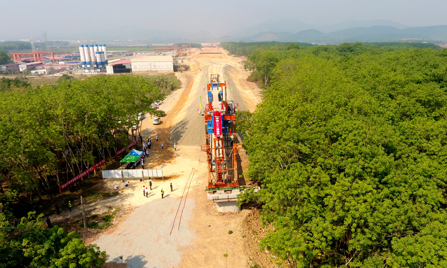 雖然架設的T梁就在大橋附近預制生產，但為確保橋梁質量，該項目挑選優質材料從老撾和貴州等地運來。據中國鐵建所屬中鐵二十二局玉磨鐵路項目部經理介紹，橄欖壩特大橋由東向西，橫穿橄欖壩壩子中心。這條鐵路多為隧道和橋梁形式通過，主要是為了減少土地占用，保護當地的生態環境，建成與山川同美、為旅游添彩的風景線。（李軍濤 攝）