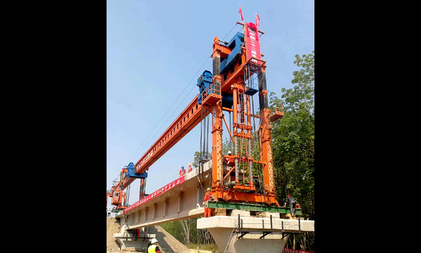 中老鐵路是“一帶一路”倡議提出后，首條以中方為主投資建設、全線采用中國技術標準，使用中國設備并與中國鐵路網直接聯通的國際鐵路。線路全長1000多公里，建成通車后，云南昆明至西雙版納傣族自治州景洪市僅需3小時左右，至老撾萬象有望夕發朝至。（李軍濤 攝）