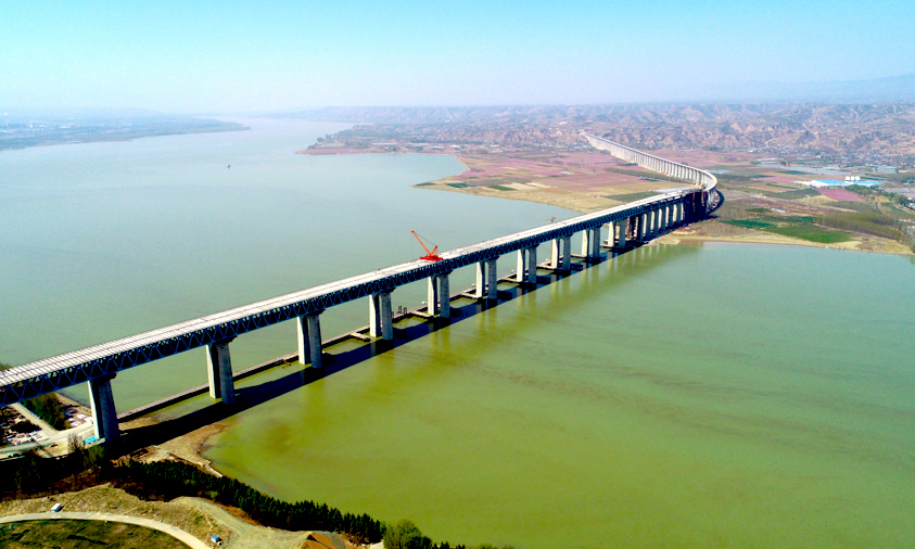 3月30日，中國鐵建大橋局四公司承建的蒙華鐵路三門峽黃河公鐵兩用大橋2.5萬噸公路橋面板全部架設完成，相當于7500輛小汽車鋪架在大橋上橫跨黃河。圖為三門峽黃河公鐵兩用大橋公路橋面板架設遠景。