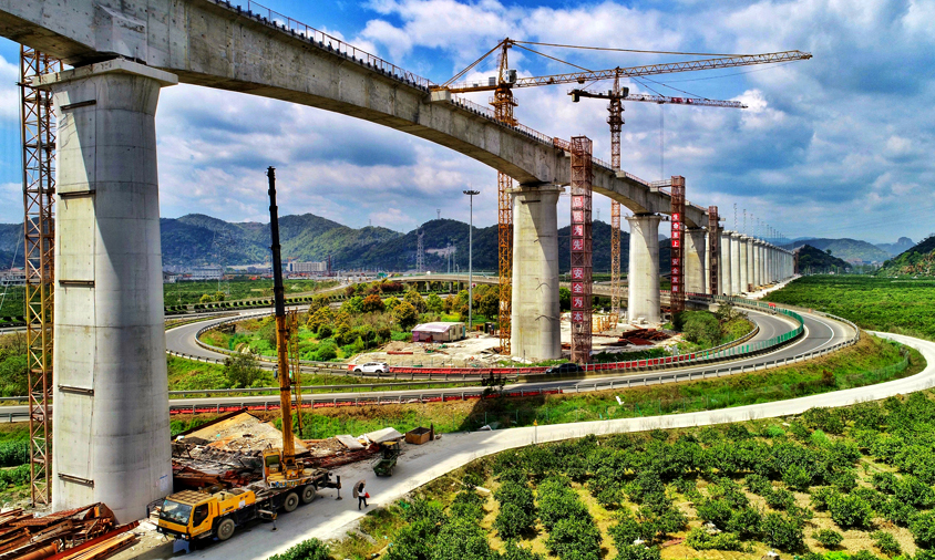 中鐵十一局二公司金臺項目組積極開展技術攻關，通過采用“新型C-O型鎖扣鋼管樁圍堰”、“樁頭和墩身施工環切工藝”、“深水長大樁基氣舉反循環施工工藝”等多項新技術、新工藝，提高施工進度，減小安全風險，并成功解決了“深水基礎冬季施工技術”、“鋼圍堰設計、加工、拼裝、下沉、糾偏施工技術”和“大體積混凝土冬季施工技術”等科技攻關課題，為安全優質按期完成大橋施工任務創造了有利條件。圖為靈江特大橋陸地上連續梁施工。