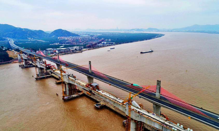 靈江特大橋主跨合龍掃清了金臺鐵路主體施工的最大障礙，將大大加快金臺鐵路建設進程。在建設過程中，靈江特大橋始終保持安全形勢平穩，質量優異，被譽為金臺鐵路“最美橋梁”。圖為建設中的靈江特大橋。