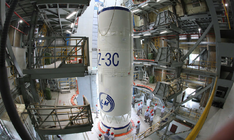 圖為長征三號丙運(yùn)載火箭吊裝現(xiàn)場。