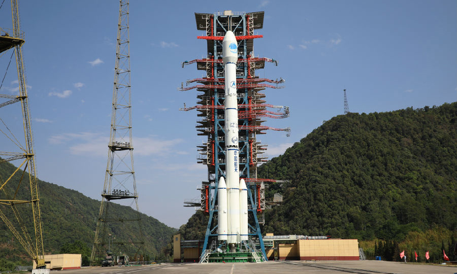 圖為長征三號丙運(yùn)載火箭整裝待發(fā)。