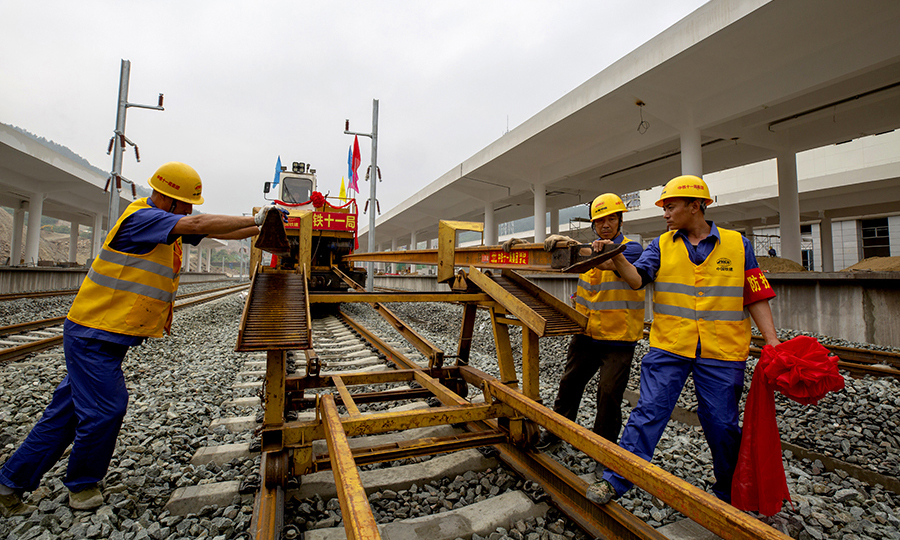 漢十高鐵是武（漢）西（安）高鐵的重要組成部分，也是《國家中長期鐵路網規劃》中福（州）銀（川）高鐵的重要組成部分，自漢孝城際鐵路孝感東站引出，經隨州、襄陽至十堰，線路全長399公里，設計時速350公里。中鐵十一局三公司擔負漢十高鐵全線的鋪軌施工任務。圖為鋪軌施工現場。（彭特 攝）