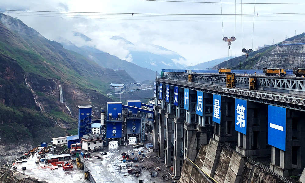 白鶴灘水電站位于四川省寧南縣和云南省巧家縣境內(nèi)，電站裝機16臺100萬千瓦總計1600萬千瓦水輪發(fā)電機組，東方電氣承接了白鶴灘水電站左岸電站全部8臺套水輪發(fā)電機組及其附屬設備的研發(fā)和制造。（國務院國資委網(wǎng)站 馬語謙 攝）