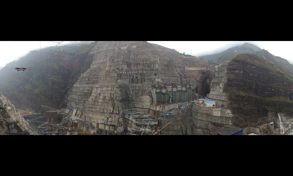 圖為6月26日拍攝的白鶴灘水電站建設工地。（國務院國資委網(wǎng)站 馬語謙 攝）