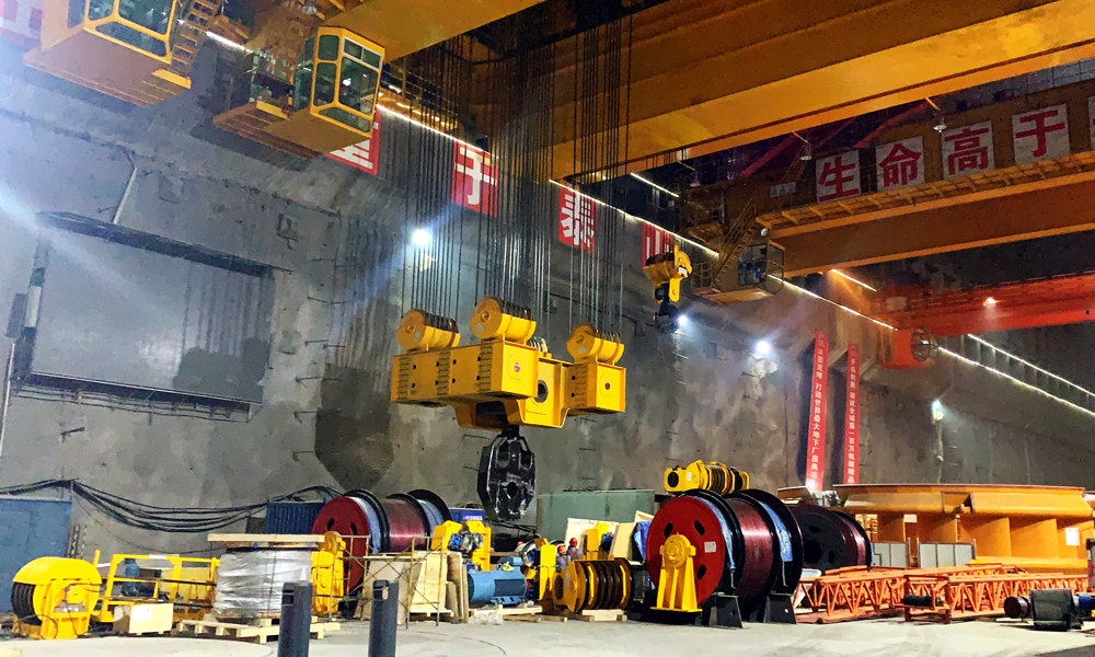 圖為6月26日拍攝的白鶴灘水電站地下廠房。（國務院國資委網(wǎng)站 馬語謙 攝）