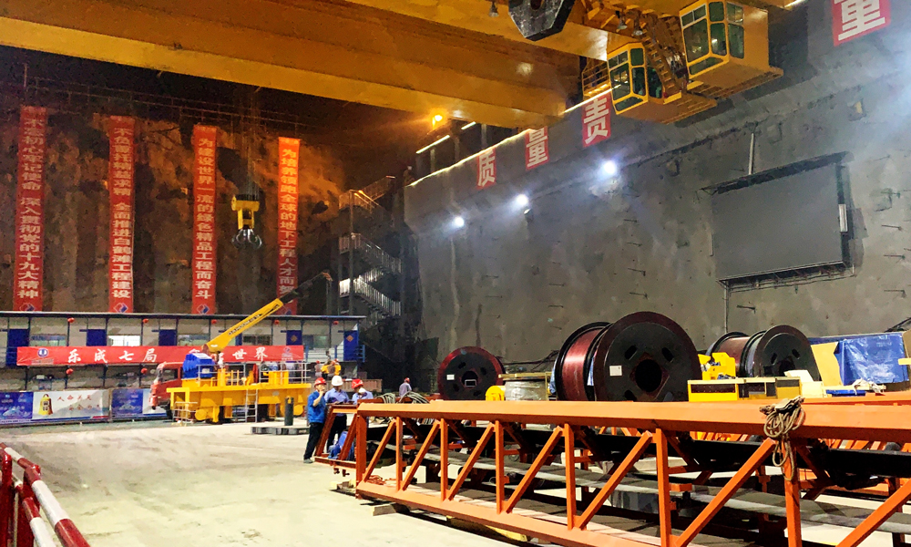 圖為6月26日拍攝的白鶴灘水電站地下廠房。（國務院國資委網(wǎng)站 馬語謙 攝）