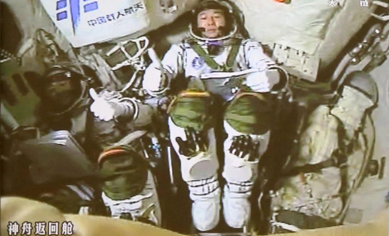 2016年10月19日凌晨，神舟十一號飛船與天宮二號自動交會對接成功。這是兩名航天員景海鵬(右)和陳冬在完成對接后豎起大拇指相互祝賀(攝于北京航天飛行控制中心大屏幕)。新華社記者 琚振華攝