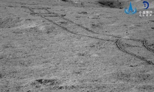 近日，記者從中國國家航天局探月與航天工程中心獲悉，嫦娥四號著陸器和“玉兔二號”巡視器再次通過月夜低溫考驗，分別于8月25日8時10分和24日8時42分自主喚醒，進入第九月晝。