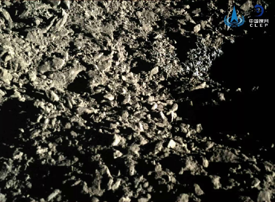 目前，嫦娥四號(hào)著陸器和“玉兔二號(hào)”月球車(chē)工作狀態(tài)正常，地面各測(cè)控站和中心數(shù)據(jù)接收及處理正常。目前為止，“玉兔二號(hào)”月球車(chē)共行走284.661米。第十月晝工作期，兩器將繼續(xù)開(kāi)展科學(xué)探測(cè)工作，科研人員根據(jù)第九月晝間獲得的工程和科學(xué)數(shù)據(jù)開(kāi)展相關(guān)研究工作，為探月工程后續(xù)任務(wù)積累經(jīng)驗(yàn)，提供支持。圖為“玉兔二號(hào)”拍攝畫(huà)面。