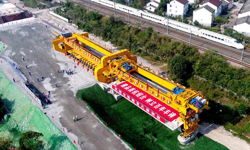 杭紹臺高鐵連接了杭州、紹興和臺州，線路全長266.9公里，設計時速350公里，工程總投資約449億元。作為國家首批鐵路PPP（政府與社會資本合作）示范項目，根據其融資框架方案，將由民營資本、中國鐵路總公司、浙江省交通集團和地方政府共同出資建設，其中民營資本出資占51%。中國鐵建所屬中鐵十一局三公司承擔杭紹臺高鐵V標管段內11座橋梁、289榀箱梁以及全線的鋪軌任務，計劃2020年7月完成全部箱梁架設。圖為首榀箱梁架設現場。（李萬里 攝）