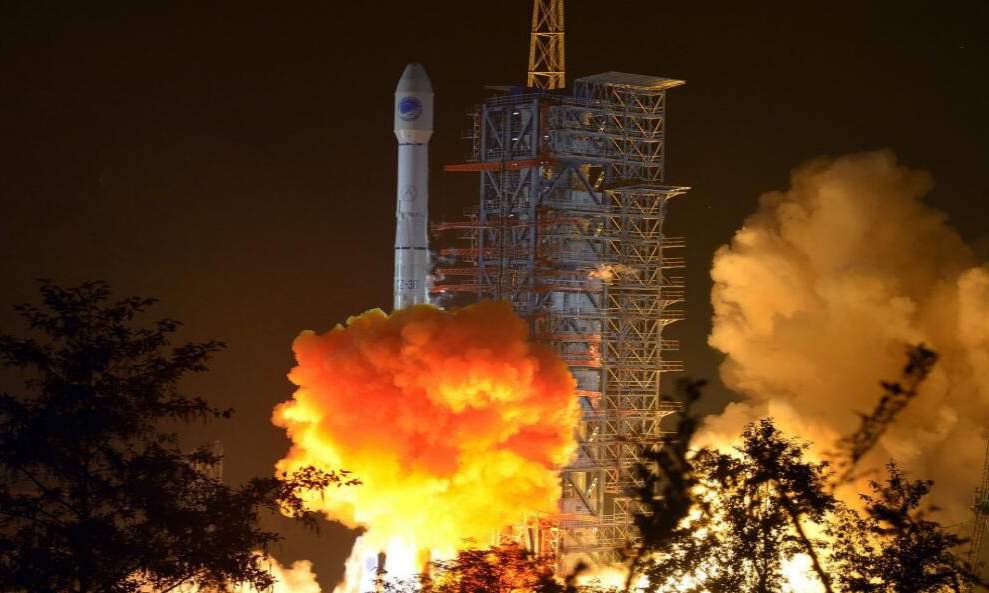 11月5日1時(shí)43分，我國在西昌衛(wèi)星發(fā)射中心用長征三號乙運(yùn)載火箭，成功發(fā)射第四十九顆北斗導(dǎo)航衛(wèi)星。這顆衛(wèi)星也是北斗三號IGSO軌道（傾斜地球同步軌道）的最后一顆星，標(biāo)志著該軌道的組網(wǎng)順利完成。圖為發(fā)射現(xiàn)場。