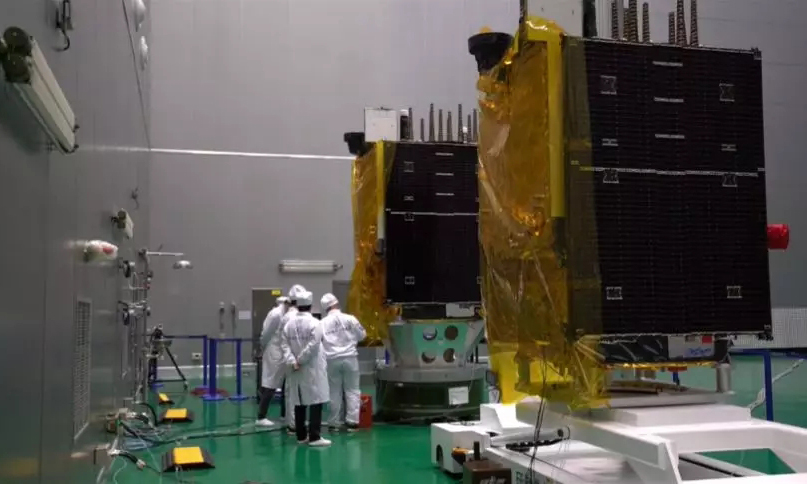 隨著北斗三號IGSO軌道衛(wèi)星的完美收官，北斗系統(tǒng)的全球組網(wǎng)也正式進(jìn)入沖刺階段。據(jù)了解，在今年年底前，還將進(jìn)行兩次發(fā)射。屆時(shí)北斗三號另外一個(gè)重要軌道——MEO中圓軌道也將完成建設(shè)。圖為航天科技工作人員進(jìn)行發(fā)射前的準(zhǔn)備工作。