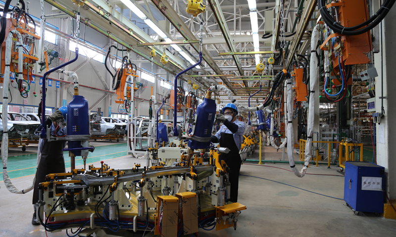 圖為近日，保定長安客車制造有限公司員工正在使用一體化焊鉗焊接左側圍AB柱焊接總成。（陳蕾 攝）