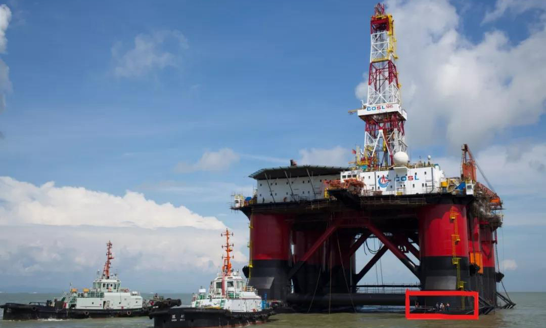 很多人對鉆井平臺為什么能夠“漂”在海上非常好奇。鉆井平臺真的太大了，而這艘載著不少人的船在“巨人”腳下被襯托地毫不起眼。圖中紅色框線位置就是載著鉆井平臺的船。