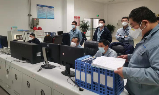 一手抓疫情防控，一手抓復(fù)工復(fù)產(chǎn)，中國化學(xué)工程所屬企業(yè)按照公司統(tǒng)一安排，統(tǒng)籌研究部署全年生產(chǎn)經(jīng)營工作，確保在打贏疫情防控阻擊戰(zhàn)的基礎(chǔ)上，保持生產(chǎn)經(jīng)營平穩(wěn)有序。在保證人員安全的基礎(chǔ)上，做好境內(nèi)外工程項(xiàng)目的復(fù)工復(fù)產(chǎn)。中國化學(xué)工程所屬天辰耀隆在春節(jié)前及時(shí)儲備大宗物料，有效解決了原料供應(yīng)問題。主動(dòng)出擊、全力以赴拓展下游銷售客戶，為正常生產(chǎn)運(yùn)行奠定了基礎(chǔ)。圖為工作人員在辦公室討論原料供應(yīng)問題。