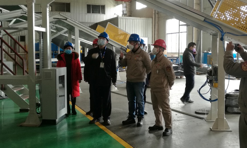 中國化學(xué)工程所屬桂林公司橡膠生產(chǎn)基地對生產(chǎn)班組進(jìn)行了合理調(diào)整，將原有的生產(chǎn)工段劃分為若干個(gè)功能獨(dú)立的生產(chǎn)小組，既保證了生產(chǎn)突擊的靈活性，也減少了人員流動(dòng)。在當(dāng)?shù)卣块T的全力協(xié)助下，生產(chǎn)基地于2月10日正式復(fù)工，當(dāng)日復(fù)工人數(shù)119人，一線工人到崗率超過80%。圖為生產(chǎn)基地現(xiàn)場。