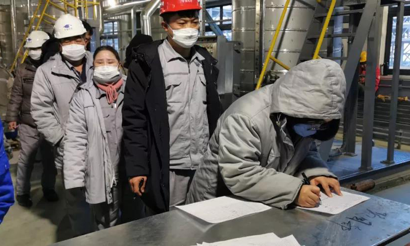 中國化學(xué)工程所屬十一化建大連恒力項(xiàng)目部為員工購買發(fā)放了口罩、消毒液，對項(xiàng)目部辦公區(qū)、食堂等公共場所每日進(jìn)行消毒，按名單持證進(jìn)場，并進(jìn)行體溫監(jiān)測，加大防控知識宣貫力度，確保施工隊(duì)伍穩(wěn)定，目前施工生產(chǎn)等各項(xiàng)工作有序進(jìn)行。