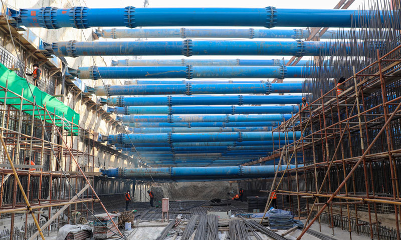 中國化學(xué)工程所屬重機(jī)公司通州廣渠路東延項(xiàng)目部施工現(xiàn)場采取封閉式管理。春節(jié)防疫期間，該項(xiàng)目累計(jì)完成土方開挖、倒運(yùn)約3700多車次5.6萬方，完成主體閉合框架結(jié)構(gòu)兩側(cè)鋼筋綁扎560噸，完成底板混凝土澆筑施工386方，完成暗挖段樁基支護(hù)掛設(shè)網(wǎng)片460平方米，為下步主體結(jié)構(gòu)施工創(chuàng)造了有利條件。