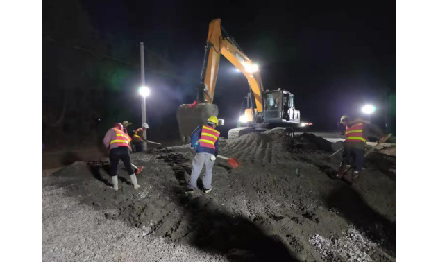 中國化學(xué)工程所屬建投公司茂名濱海新區(qū)丙烷脫氫項(xiàng)目前期配套工程項(xiàng)目部堅(jiān)持統(tǒng)籌推進(jìn)、多措并舉，切實(shí)保障員工生命安全和身體健康，奮力推進(jìn)項(xiàng)目生產(chǎn)安全高效運(yùn)轉(zhuǎn)。目前，項(xiàng)目40余名管理人員和施工人員身體狀況良好，施工生產(chǎn)有條不紊，182畝罐區(qū)吹填工程完成60%，為完成項(xiàng)目各項(xiàng)節(jié)點(diǎn)工期及后續(xù)項(xiàng)目順利推進(jìn)奠定了堅(jiān)實(shí)基礎(chǔ)。圖為施工現(xiàn)場。