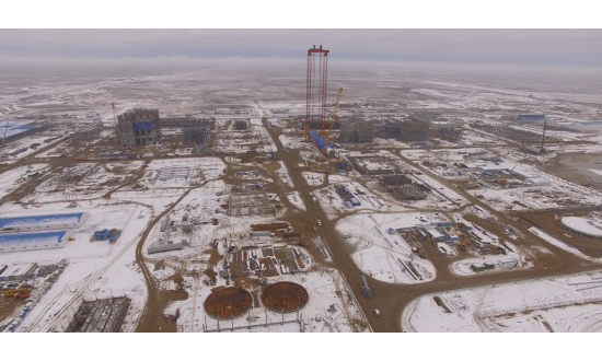 中國化學(xué)工程所屬哈薩克斯坦IPCI項(xiàng)目部面對疫情，迅速調(diào)整項(xiàng)目整體部署和安排，深挖廣挖哈薩克斯坦國內(nèi)和周邊國家安裝作業(yè)人員資源，列出需求清單，并組織參建單位迅速開展招聘工作，建立一系列管理制度，項(xiàng)目各項(xiàng)工作有序推進(jìn)。圖為項(xiàng)目全景。