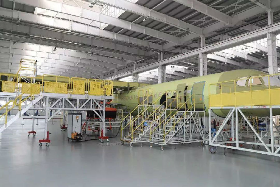 為確保“新舟”700今年能夠順利首飛，航空工業(yè)西飛民機(jī)依托科學(xué)體系開展疫情應(yīng)急防控工作，層層保障，順利復(fù)工。在生產(chǎn)過程中，總裝團(tuán)隊(duì)實(shí)時(shí)檢查，避免人員過度集中，保障工位間的相對(duì)隔離，從而促進(jìn)生產(chǎn)工作的有序進(jìn)行。圖為生產(chǎn)車間一隅。