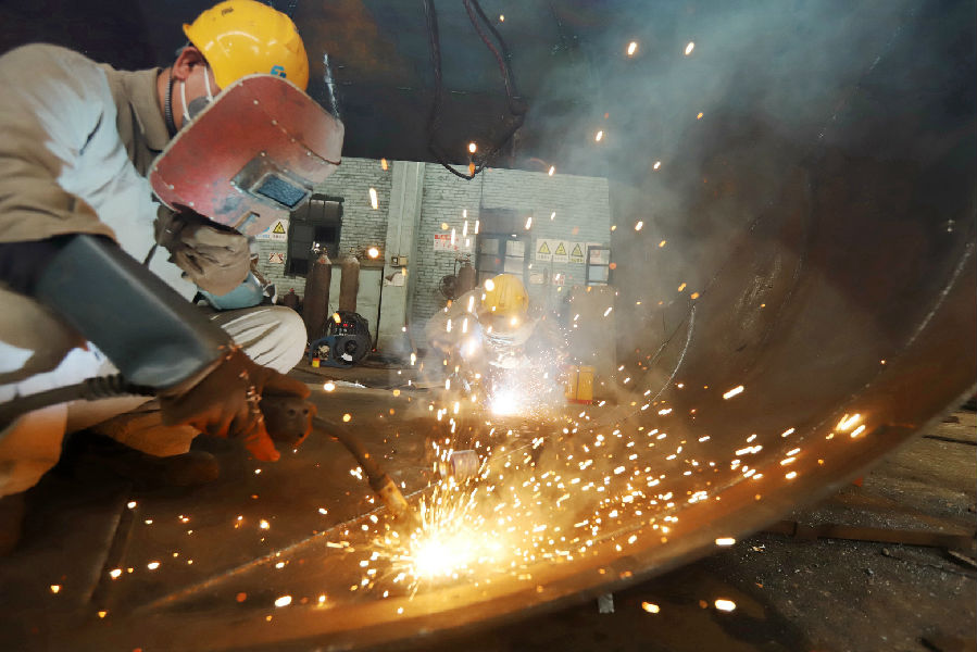 在生產過程中，該廠采取合理安排人員、優化工序流程等方法，加快工作進度，確保按時保質完成生產任務，保證防城港鋼鐵基地的干法除塵TRT發電管道項目順利開展。圖為2月13日，廣西建工集團冶建公司壓力容器制造廠工人們在焊接作業。