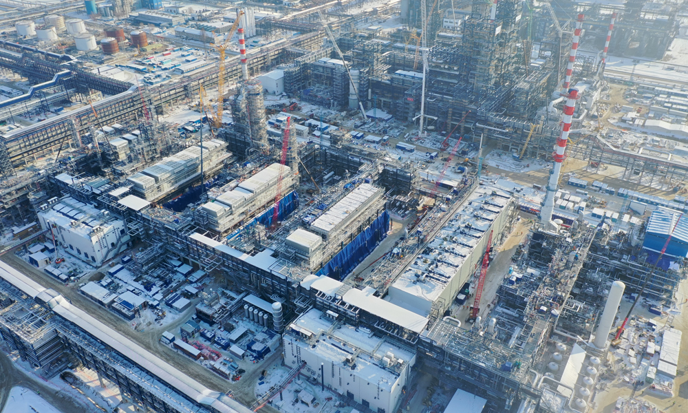 當前，中國化學工程七化建結合自身經營生產形勢，積極統籌協調，細化分解任務，狠抓工作落實，海內外各項目部嚴格落實疫情防控措施，全體施工人員投身于抗擊疫情、狠抓工程進度當中，在現場第一線迅速掀起了施工生產熱潮。近日，俄羅斯鄂木斯克DCC原油深度轉化項目部召開“決勝一百天”動員大會，吹響了項目部近3000名中外員工團結一致、眾志成城，為實現2020年3月31日項目機械竣工、5月31日項目全面竣工共同奮進的號角。圖為俄羅斯鄂木斯克DCC原油深度轉化項目施工進展全景。