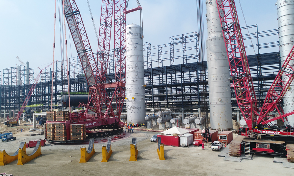 尼日利亞丹格特煉油項目部精心組織，科學施工，全體員工奮力拼搏，先后成功吊裝了重達1090噸、底座直徑8.74米、塔體高度46米的催化裂解汽油脫硫裝置分離塔，總重量達893噸、高度達70米的MS裝置CCR再生器設備包模塊。圖為該項目部成功吊裝催化裂解汽油脫硫裝置分離塔。