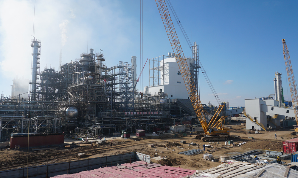 烏茲別克斯坦UNF項目是烏茲別克斯坦總統令項目。烏茲別克斯坦UNF項目部統籌抓好疫情管控工作，通過加緊儲備防疫物資、把好施工場所“進廠出廠關”、發放防疫藥品等實實在在舉措，為施工人員在疫情期間放心生產吃下了定心丸。截至目前，項目部已完成項目總體施工進度91%，其中已完成項目 PA壓縮機試車工作、合成氨區域伴熱管安裝、項目試壓工作。圖為該項目全景。