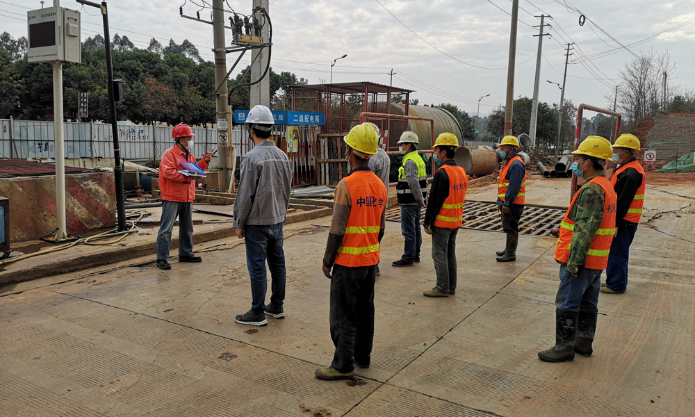 連云港盛虹煉化一體化項目部進一步筑牢復工安全防線，同時高效完成復工報批手續。2月20日，盛虹煉化項目全面復工。截至2月28日，鋼板樁施工完成2550米，土方開挖完成35000余方，管墩施工完成254個，管道防腐完成6000余米，管道焊接完成約7200余英寸。圖為連云港盛虹煉化一體化項目部召開安全會。
